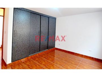 Alquiler de casa en La Molina – Calle Andalucía 164

Ubicada en una zona residencial, tranquila y segura, esta casa de dos pisos con poco uso ofrece