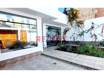 Alquiler de casa en La Molina – Calle Andalucía 164

Ubicada en una zona residencial, tranquila y segura, esta casa de dos pisos con poco uso ofrece
