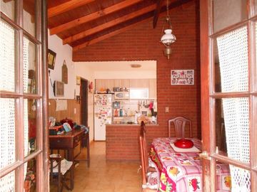 Chalet 3 ambientes con patio y garage