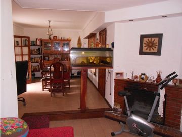 Chalet 3 ambientes con patio y garage