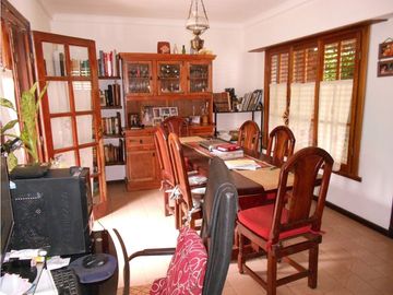 Chalet 3 ambientes con patio y garage
