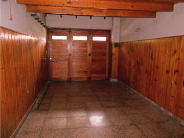 Chalet 3 ambientes con patio y garage
