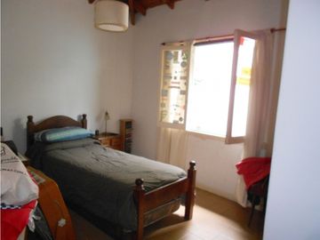 Chalet 3 ambientes con patio y garage