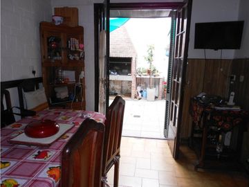 Chalet 3 ambientes con patio y garage