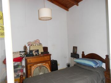 Chalet 3 ambientes con patio y garage