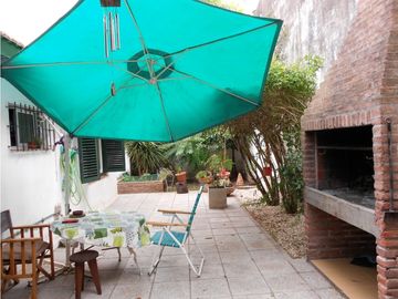 Chalet 3 ambientes con patio y garage