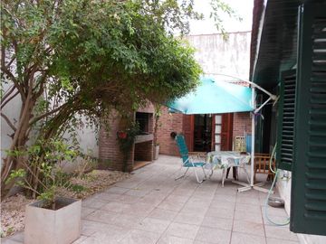 Chalet 3 ambientes con patio y garage