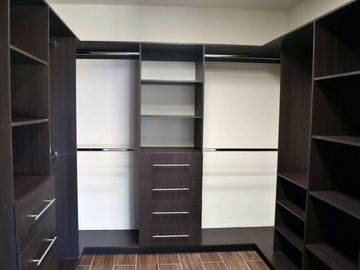 Casa en Pozos con 4 habitaciones y 4 Baños en Privada