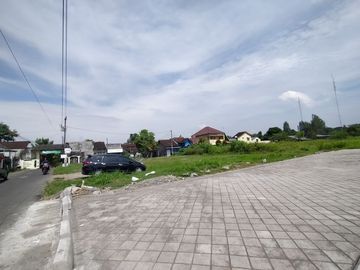 Strategis Bangun Hunian, Tanah Colombo Jalan Mobil Simpangan
