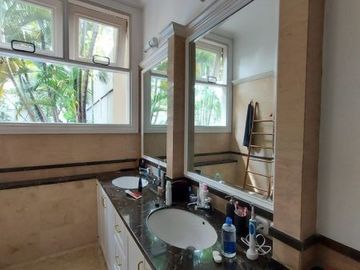 DIJUAL RUMAH CANTIK dgn KOLAM RENANG di Jl KEMANG DALAM, JAKSEL