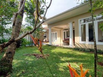 DIJUAL RUMAH CANTIK dgn KOLAM RENANG di Jl KEMANG DALAM, JAKSEL