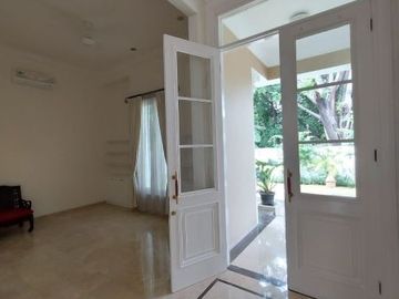 DIJUAL RUMAH CANTIK dgn KOLAM RENANG di Jl KEMANG DALAM, JAKSEL