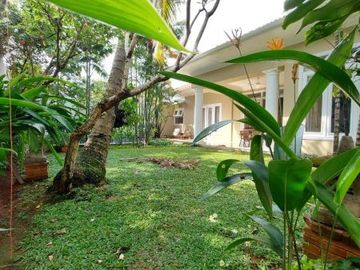 DIJUAL RUMAH CANTIK dgn KOLAM RENANG di Jl KEMANG DALAM, JAKSEL