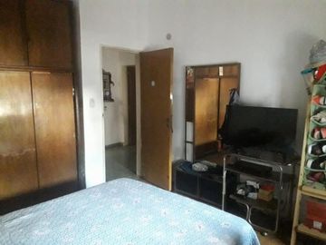 CHALET DE 4 AMBIENTES EN LOTE  PROPIO CON DEPARTAMENTO DE 2 AMBIENTES AL FONDO, CALLE I.PALACIOS , EL PALOMAR. DOLARES 120.000  SUSANA QUINELLI NEGOCI