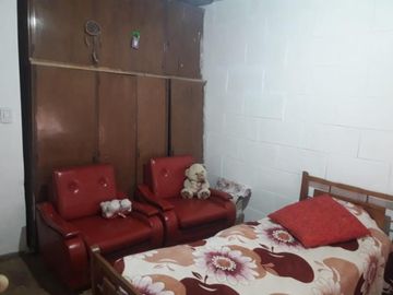 CHALET DE 4 AMBIENTES EN LOTE  PROPIO CON DEPARTAMENTO DE 2 AMBIENTES AL FONDO, CALLE I.PALACIOS , EL PALOMAR. DOLARES 120.000  SUSANA QUINELLI NEGOCI
