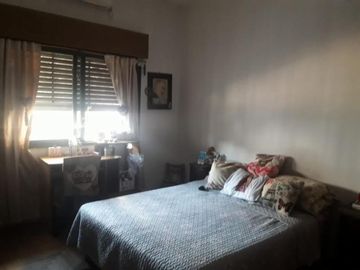 CHALET DE 4 AMBIENTES EN LOTE  PROPIO CON DEPARTAMENTO DE 2 AMBIENTES AL FONDO, CALLE I.PALACIOS , EL PALOMAR. DOLARES 120.000  SUSANA QUINELLI NEGOCI