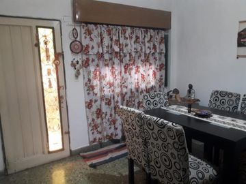 CHALET DE 4 AMBIENTES EN LOTE  PROPIO CON DEPARTAMENTO DE 2 AMBIENTES AL FONDO, CALLE I.PALACIOS , EL PALOMAR. DOLARES 120.000  SUSANA QUINELLI NEGOCI
