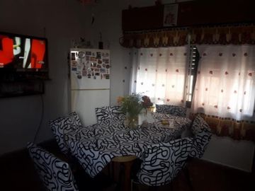 CHALET DE 4 AMBIENTES EN LOTE  PROPIO CON DEPARTAMENTO DE 2 AMBIENTES AL FONDO, CALLE I.PALACIOS , EL PALOMAR. DOLARES 120.000  SUSANA QUINELLI NEGOCI