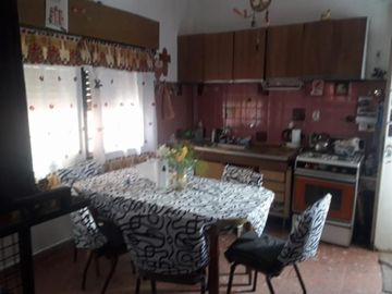 CHALET DE 4 AMBIENTES EN LOTE  PROPIO CON DEPARTAMENTO DE 2 AMBIENTES AL FONDO, CALLE I.PALACIOS , EL PALOMAR. DOLARES 120.000  SUSANA QUINELLI NEGOCI
