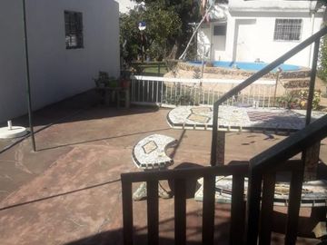 CHALET DE 4 AMBIENTES EN LOTE  PROPIO CON DEPARTAMENTO DE 2 AMBIENTES AL FONDO, CALLE I.PALACIOS , EL PALOMAR. DOLARES 120.000  SUSANA QUINELLI NEGOCI