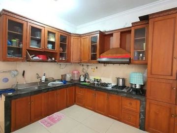 Villa di Jl. Brastagi ( Madong Lubis )