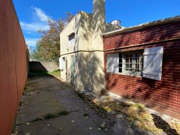 LATORRE PROP VENDE CASA DE 3 AMB CON PARQUE..URGENTE!! HAY PLANOS Y ESCRITURA