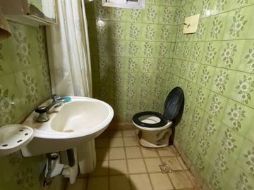 LATORRE PROP VENDE CASA DE 3 AMB CON PARQUE..URGENTE!! HAY PLANOS Y ESCRITURA