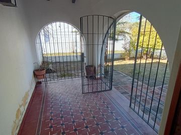 Oportunidad Desarrollistas Venta Casa a Reciclar 4 dormitorios z/CPC en Arguello U$S110.000.