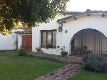 Oportunidad Desarrollistas Venta Casa a Reciclar 4 dormitorios z/CPC en Arguello U$S110.000.