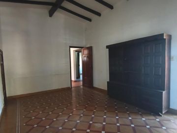 Oportunidad Desarrollistas Venta Casa a Reciclar 4 dormitorios z/CPC en Arguello U$S110.000.