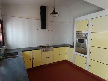 Oportunidad Desarrollistas Venta Casa a Reciclar 4 dormitorios z/CPC en Arguello U$S110.000.