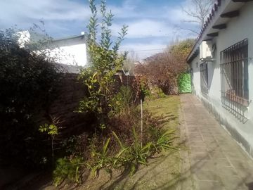 Oportunidad Desarrollistas Venta Casa a Reciclar 4 dormitorios z/CPC en Arguello U$S110.000.