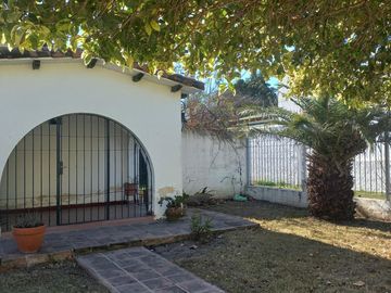 Oportunidad Desarrollistas Venta Casa a Reciclar 4 dormitorios z/CPC en Arguello U$S110.000.
