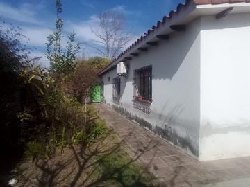 Oportunidad Desarrollistas Venta Casa a Reciclar 4 dormitorios z/CPC en Arguello U$S110.000.
