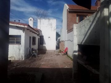 Oportunidad Desarrollistas Venta Casa a Reciclar 4 dormitorios z/CPC en Arguello U$S110.000.