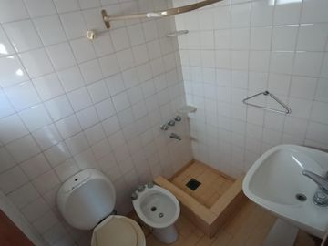 Oportunidad Desarrollistas Venta Casa a Reciclar 4 dormitorios z/CPC en Arguello U$S110.000.