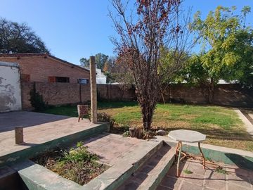 Oportunidad Desarrollistas Venta Casa a Reciclar 4 dormitorios z/CPC en Arguello U$S110.000.