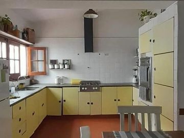 Oportunidad Desarrollistas Venta Casa a Reciclar 4 dormitorios z/CPC en Arguello U$S110.000.