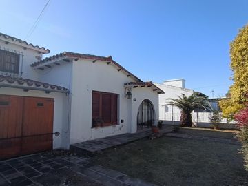 Oportunidad Desarrollistas Venta Casa a Reciclar 4 dormitorios z/CPC en Arguello U$S110.000.