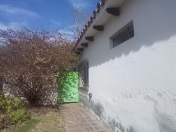 Oportunidad Desarrollistas Venta Casa a Reciclar 4 dormitorios z/CPC en Arguello U$S110.000.