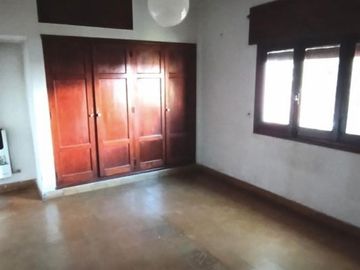 Oportunidad Desarrollistas Venta Casa a Reciclar 4 dormitorios z/CPC en Arguello U$S110.000.