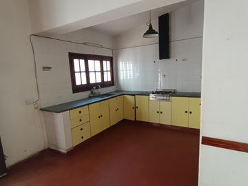 Oportunidad Desarrollistas Venta Casa a Reciclar 4 dormitorios z/CPC en Arguello U$S110.000.