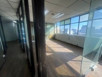 Amplia oficina frente a edificio de Tribunales en Concepción
