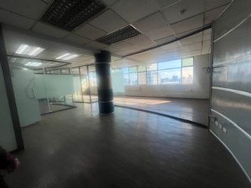 Amplia oficina frente a edificio de Tribunales en Concepción