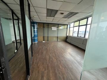Amplia oficina frente a edificio de Tribunales en Concepción