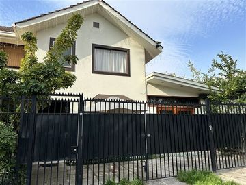 Casa en venta de 4 dorm./ Patente Comercial vigente/Piscina