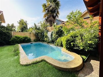 Casa en venta de 4 dorm./ Patente Comercial vigente/Piscina