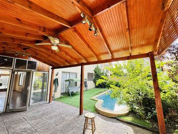 Casa en venta de 4 dorm./ Patente Comercial vigente/Piscina