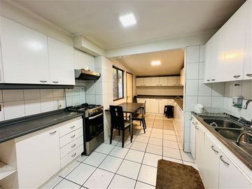 Casa en venta de 4 dorm./ Patente Comercial vigente/Piscina