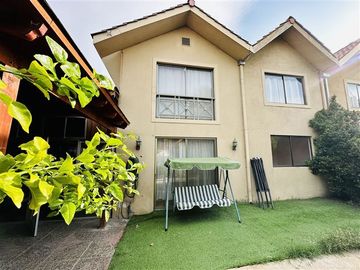 Casa en venta de 4 dorm./ Patente Comercial vigente/Piscina
